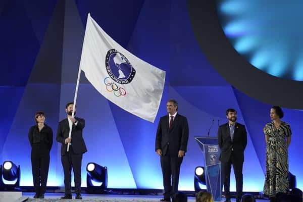 El presidente de Chile Gabriel Boric (2-i) ondea la bandera de Panam Sport junto al presidente de Panam Sports Neven Ilic (c), el alcalde de Barranquilla (Colombia) Jaime Pumarejo, la ministra del Deporte de Colombia Astrid Rodríguez este 5 de noviembre de 2023, en la ceremonia de clausura de los Juegos Panamericanos 2023 en Santiago (Chile). EFE/ Ailen Díaz