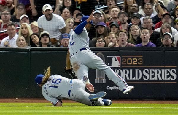 Los jugadores de los Texas Rangers Travis Jankowski (L) y Marcus Semien , este 31 de octubre de 2023. EFE/EPA/Allison Dinner