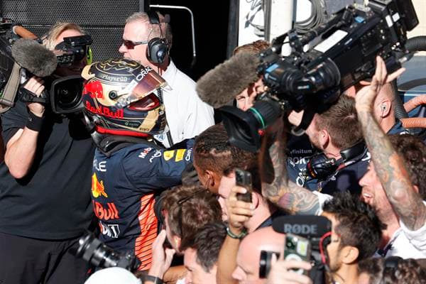 El piloto neerlandés Max Verstappen (2i), del equipo Red Bull, fue registrado este domingo, 5 de noviembre, al celebrar con su equipo, tras ganar el Gran Premio de Brasil de Fórmula 1, en el circuito de Interlagos, en Sao Paulo (Brasil). EFE/Sebastiao Moreira
