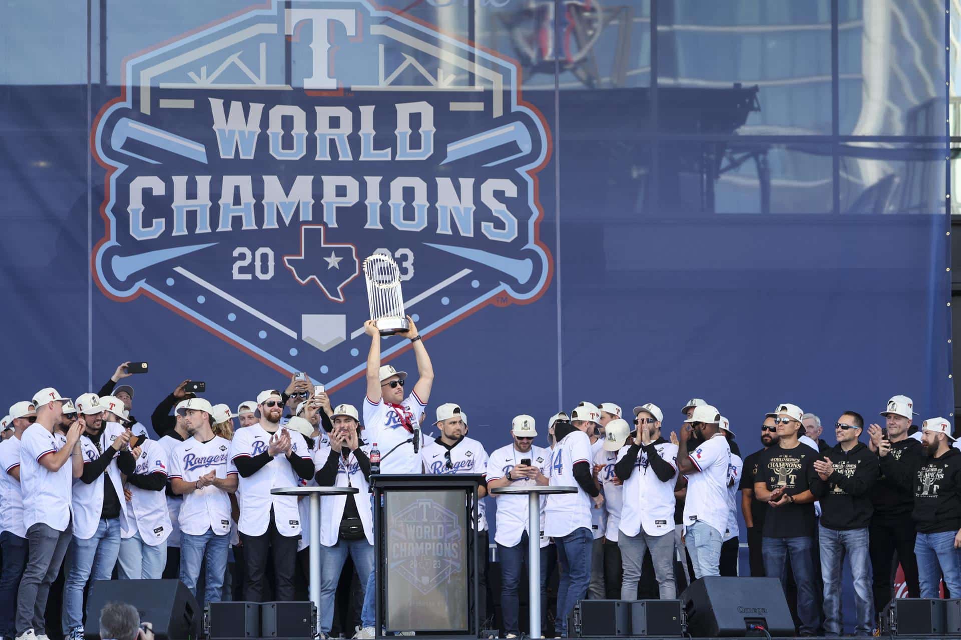 Los Rangers celebran su triunfo con la promesa de ganar otra Serie Mundial