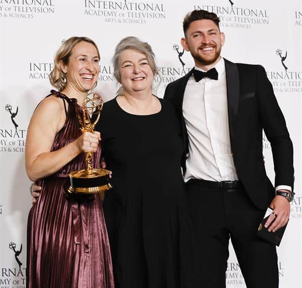Las productoras Blayke Hoffman (i) y Jo-anne McGowan (c) junto al patinador artístico australiano Harley Windsor (d) sostienen el premio Emmy Internacional por documental deportivo por 'Harley & Katya' en la sala de prensa de la 51 edición de los premios Emmy Internacional, en Nueva York (EE.UU.), este 20 de noviembre de 2023. EFE/EPA/Peter Foley