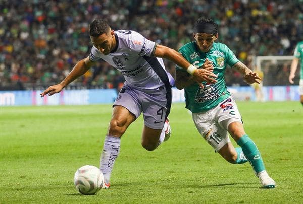 Omar Fernández (d) del León disputa un balón con Sebastián Cáceres (i) del América hoy, durante un juego de ida por los Cuartos de Final del torneo Apertura 2023 de la Liga MX del fútbol mexicano, celebrado en el estadio León, del estado de Guanajuato (México). EFE/Luis Ramírez