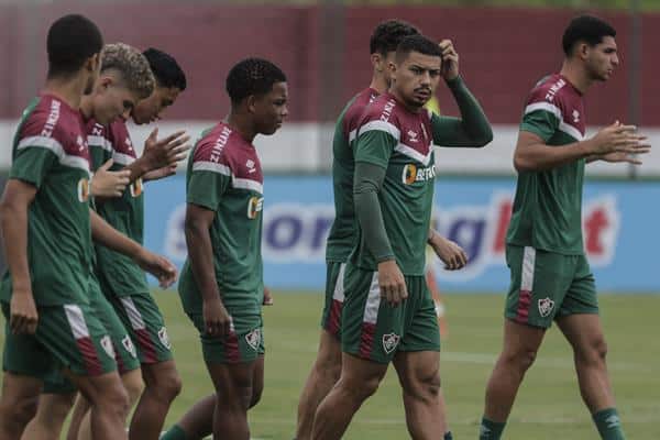 Jugadores de Fluminense participan en un entrenamiento hoy, en Río de Janeiro (Brasil). EFE/ Antonio Lacerda