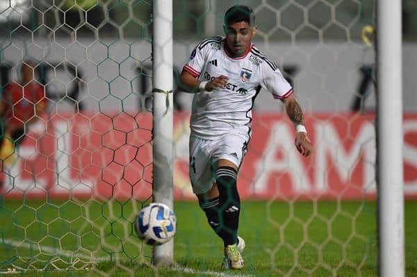 Fotografía de archivo, tomada el pasado 18 de julio, en la que se registró al futbolista Jordhy Thompson al anotar un gol para el club chileno Colo-Colo, durante un partido de la Copa Sudamericana de la Conmebol, en el estadio Raimundo Sampaio, en Belo Horizonte (Brasil). EFE/Yuri Edmundo
