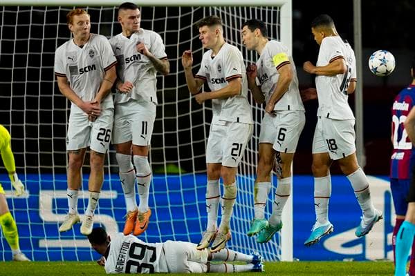 Jugadores del Shakhtar tratan de detener un libre directo barcelonista, en el encuentro de la Liga de Campeones que disputaron en el estadio olímpico Lluis Companys. EFE/Enric Fontcuberta