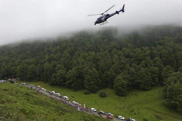 Imagen de archivo en la que el pelotón del Tour asciende al Col de Soudet, en la región Pirineos franceses. EFE/Javier Jiménez