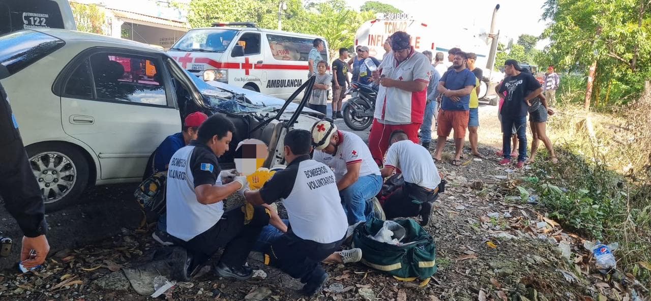 Accidente de tránsito entre vehículo y pipa de combustible