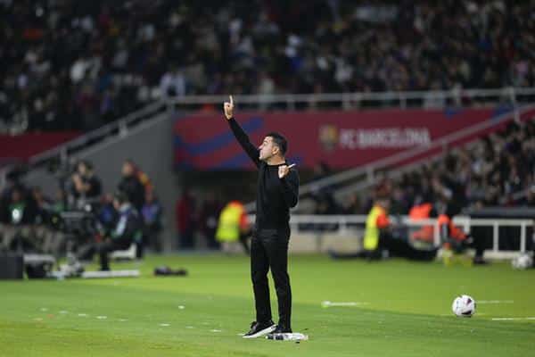 El entrenador del Barcelona, Xavi Hernández, durante el partido correspondiente a la jornada 13 de LaLiga que disputaron FC Barcelona y Deportivo Alavés este domingo. EFE/ Alejandro García