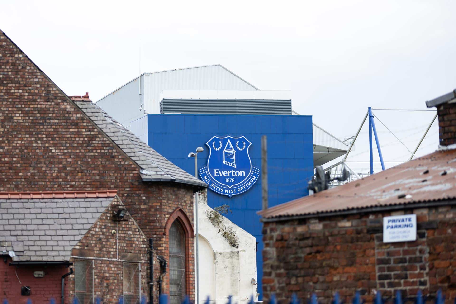 Everton sancionado con varios puntos por irregularidades financieras