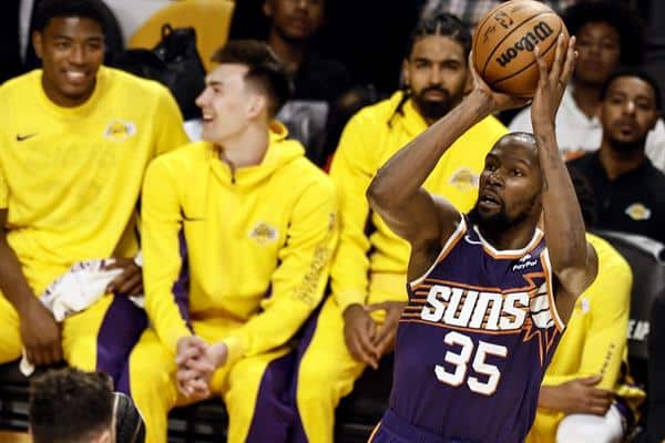 Fotografía de archivo, tomada el pasado 26 de octubre, en la que se registró al alero estrella de los Suns de Phoenix, Kevin Durant (2d), durante un partido de la NBA, en Los Ángeles (California, EE.UU.) EFE/Eteinne Laurent