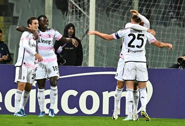 El centrocampista del Juventus Fabio Miretti (I) celebra su gol con sus comañeros en el Artemio Franchi Stadium de Florencia. EFE/EPA/CLAUDIO GIOVANNINI