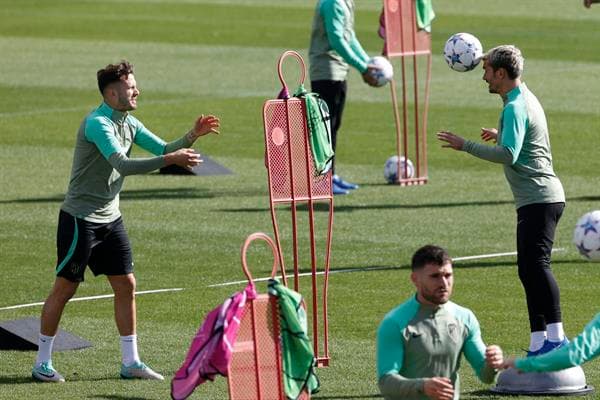 Saúl y Griezmann, en el entrenamiento del Atlético de Madrid este lunes. EFE/ Juan Carlos Hidalgo