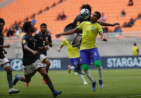 El jugador brasileño Kaua Elias (d) lucha un balón en el encuentro del mundial sub-17 contra Nueva Caledonia. EFE/EPA/ADI WEDA