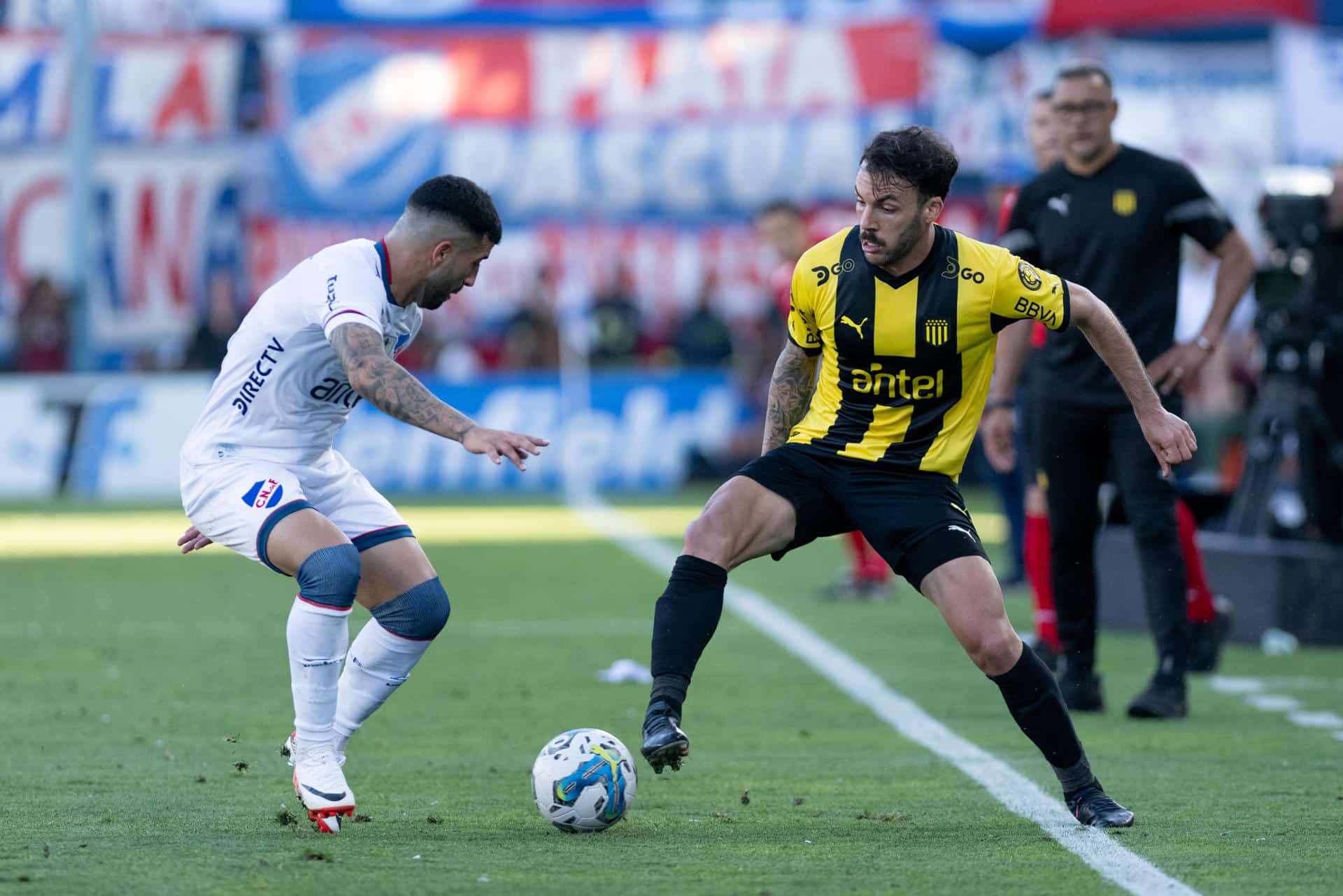 Nacional y Peñarol terminaron igualando 2-2 en el clásico uruguayo