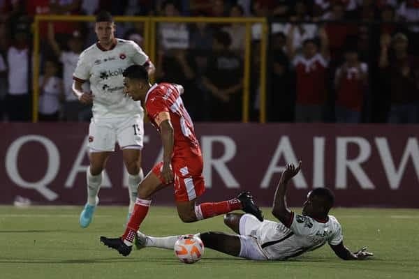 Josué Quijano (i) de Estelí avanza con el balón este 28 de noviembre de 2023, en la final de la Copa Centroamericana de la Concacaf entre Real Estelí y Liga Deportiva Alajualense en el estadio Independencia en Estelí (Nicaragua). EFE/ Jorge Torres