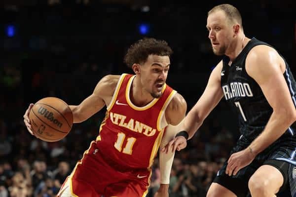 Joe Ingles (d) de Orlando Magic disputa este 9 de noviembre de 2023 el balón con Trae Young de Atlanta Hawks, durante un juego de la NBA en la Arena Ciudad de México (México). EFE/José Méndez
