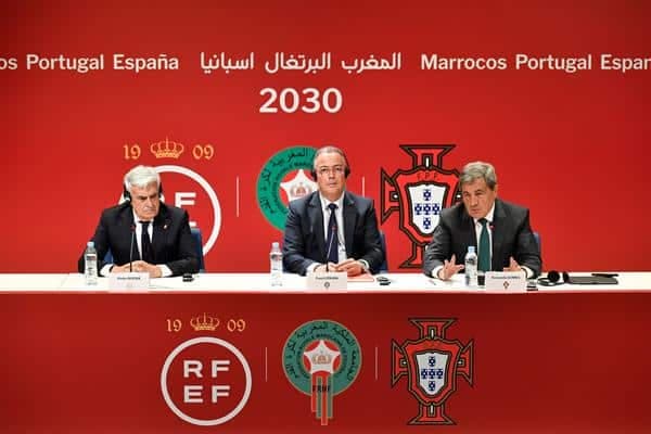 (d-i) Fernando Gomez, presidente de la federación de fútbol de Portugal; Fawzi Lakjaa, presidente de la federación de fútbol de Marruecos; y Pedro Rocha, presidente de la Federación de fútbol de España, en una foto de archivo. EFE/EPA/Jalal Morchidi