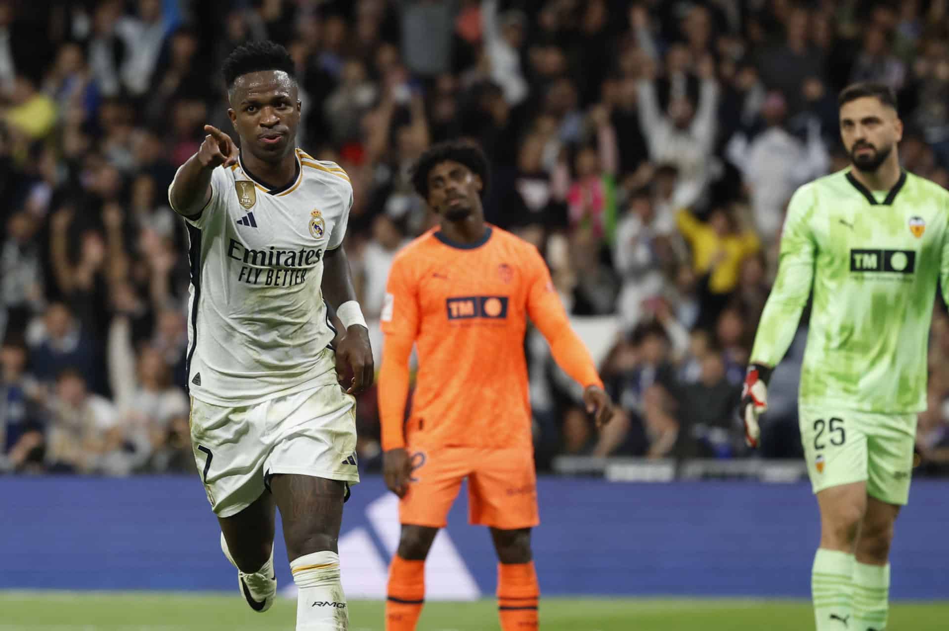 Real Madrid le pasó por encima a Valencia con doblete de Vinicius Júnior