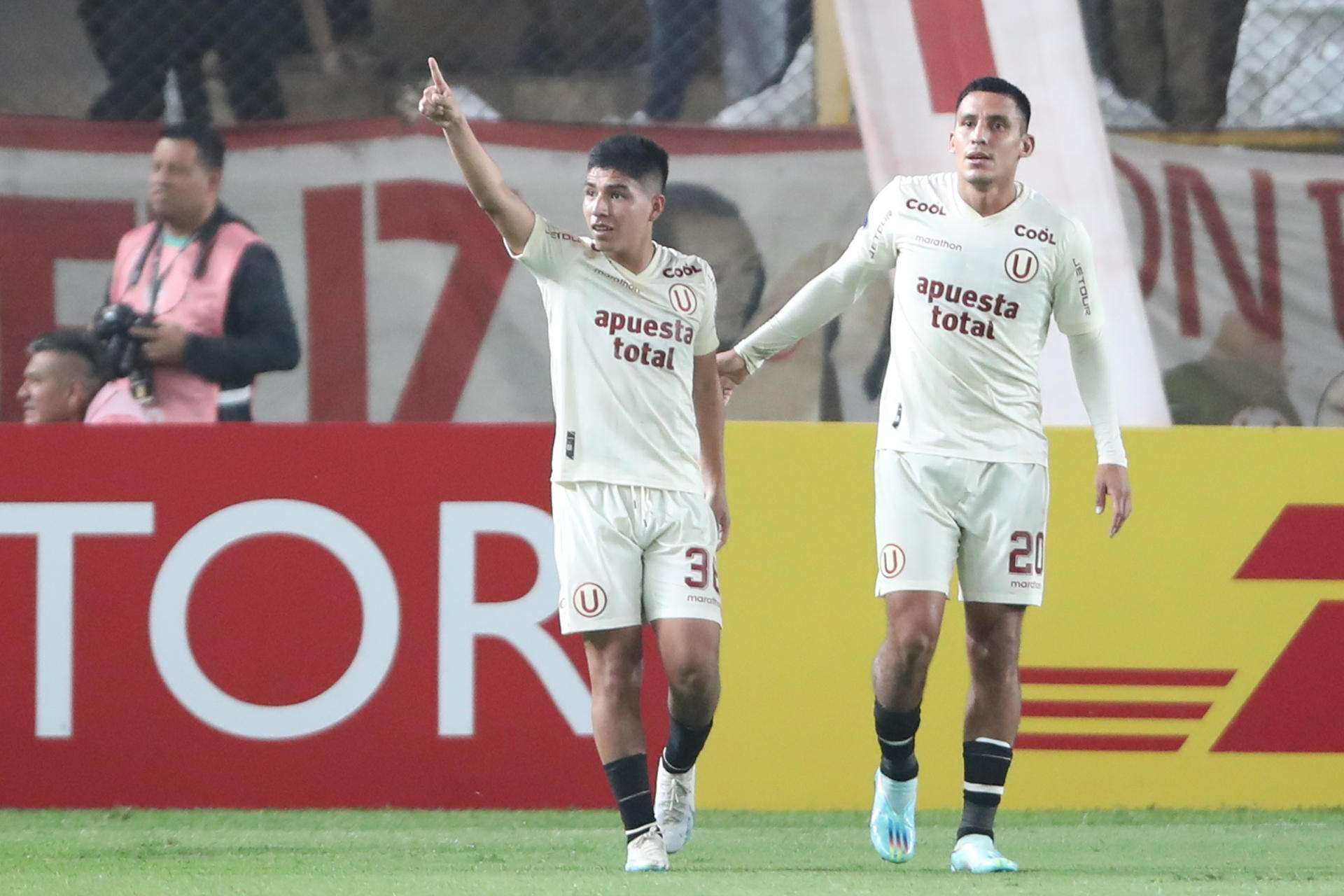 U critica que el Pumas UNAM haya presentado a Quispe sin completar los trámites legales