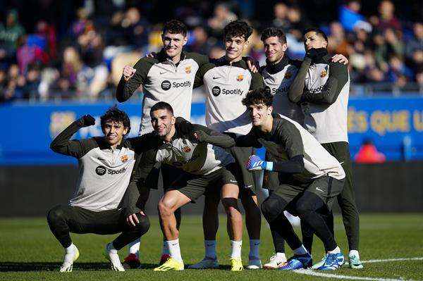 delantero portugués, Joao Félix (i), el delantero Ferrán Torres (2i- abajo), el centrocampista Sergi Roberto (2d-arriba), el defensa portugués Joao Cancelo (d-arriba) durante el entrenamiento del primer equipo del FC Barcelona a puertas abiertas en el estadio Johan Cruyff en Sant Joan Despí (Barcelona). EFE/ Enric Fontcuberta.