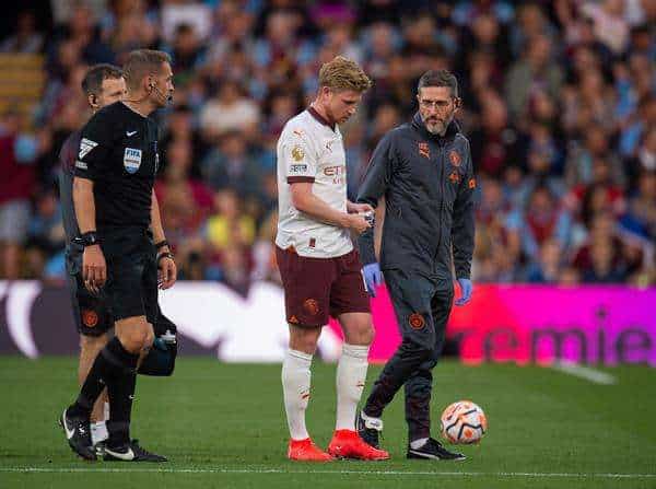El centrocampista belga del Manchester City Kevin De Bruyne (C), abandona el campo lesionado. EFE/EPA/Peter Powell