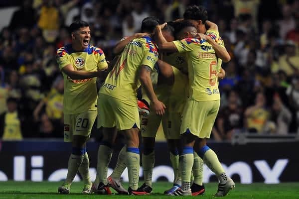 Jugadores del América celebran un gol anotado al León, durante un juego de vuelta por los Cuartos de Final del torneo Apertura 2023 de la Liga MX en el estadio Azteca de Ciudad de México. Imagen de archivo. EFE/Sáshenka Gutiérrez