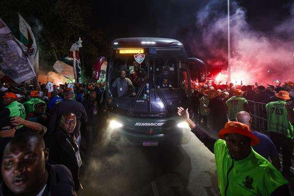 Hinchas de Fluminense acompañan la llegada del autobús del equipo al aeropuerto internacional de Río de Janeiro (Brasil). EFE/ Antonio Lacerda