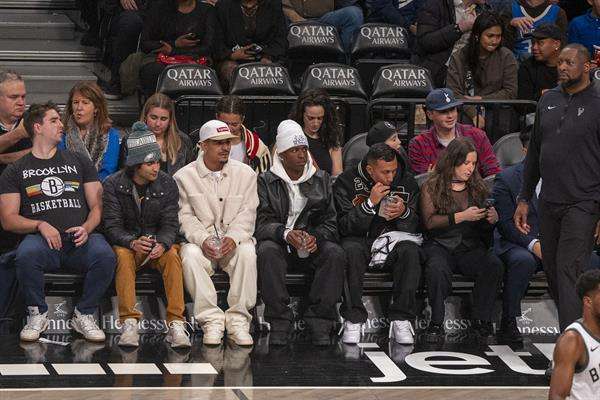 El futbolista brasileño Vinicius Jr (c) observa hoy el juego de la NBA entre los Brooklyn Nets y los Milwaukee Bucks, en el Barclays Center de Brooklyn, Nueva York (EE.UU). EFE/ Ángel Colmenares