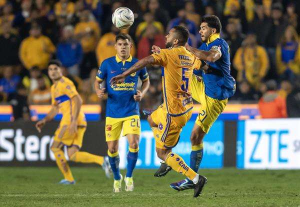 Rafael de Souza de Tigres UANL disputa el balón con Henry Martín (d) del América, durante la ida de la final del Torneo Apertura 2023 de la Liga MX, en el Estadio Universitario de Monterrey (México). EFE/Miguel Sierra