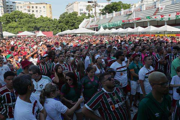 Aficionados de Fluminense reaccionan hoy, durante la transmisión de la final de la Copa Mundial de Clubes entre Fluminense y Manchester City, en el estadio Laranjeiras en Río de Janeiro (Brasil). EFE/ Andre Coelho