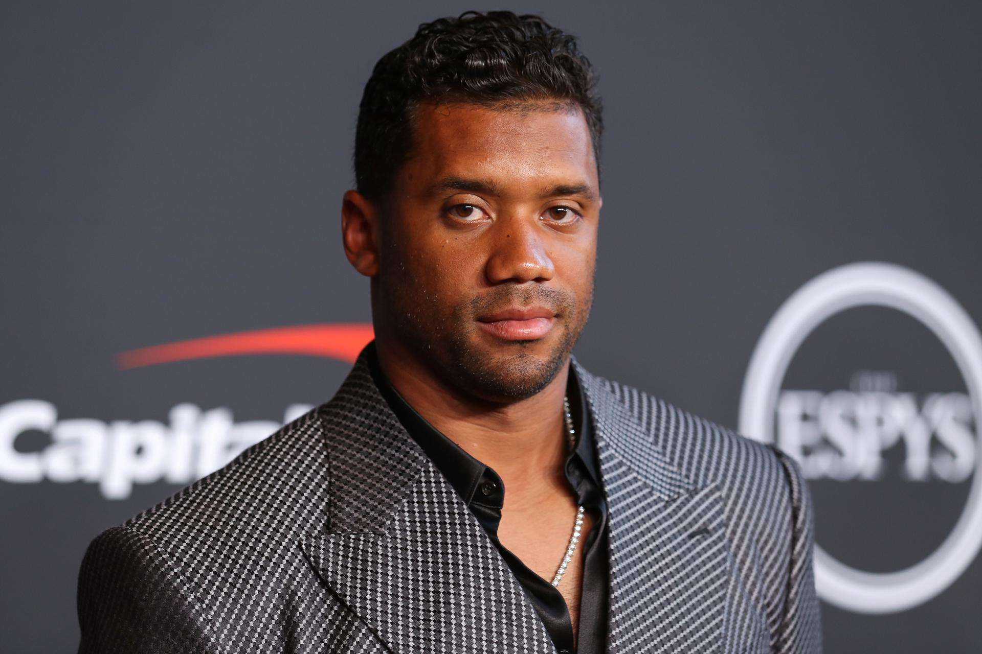 Russell Wilson dice que Broncos le exigió cambiar su contrato o lo enviaría a la banca