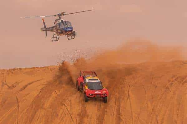 EL conductor francés Sebastien Loeb y el copiloto belga Belgain Fabian Lurquin conducen su Prodrive Hunter del equipo Bahrain Raid Xtreme durante la novena etapa del rally Dakar 2023 en Riad, Arabia Saudita. EFE/Andrew Eaton