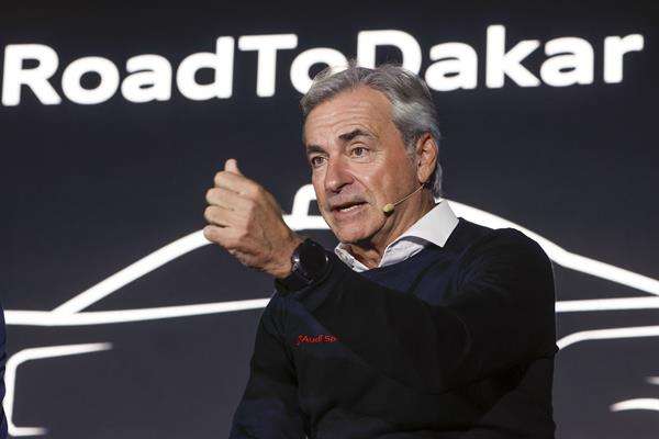 El piloto Carlos Sainz durante la presentación del equipo Audi que participará en el Dakar 2024, este miércoles en Madrid. EFE/ Juan Carlos Hidalgo
