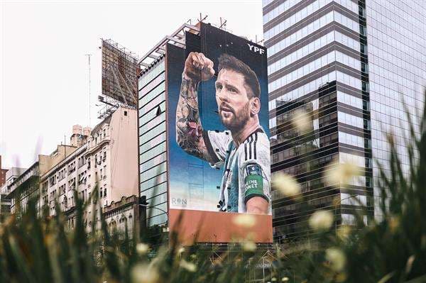 Fotografía de un mural pintado por el artista argentino Martín Ron dedicado a la estrella del fútbol Lionel Messi hoy, en Buenos Aires (Argentina). EFE/Juan Ignacio Roncoroni