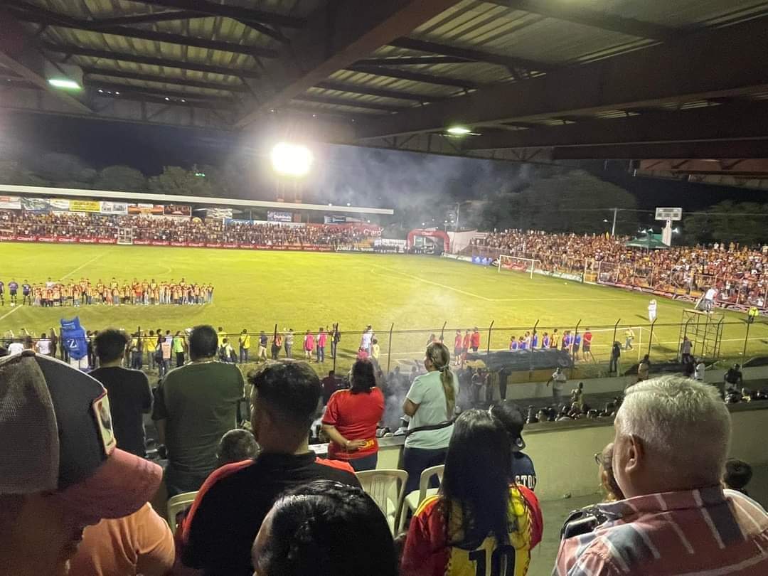Panorámica del ingreso de aficionados presentes en el Estadio David Ordoñez Bardales, en el juego Zacapa ante Guastatoya por las semifinales del Apertura 2023. Foto "X"