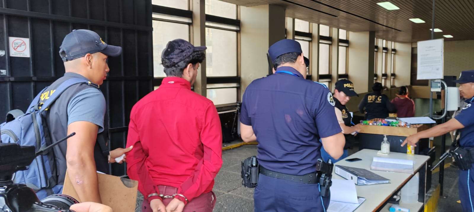 Allanamiento en Paraninfo Universitario: Se confirman dos personas capturadas