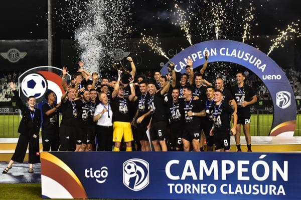 Jugadores del Libertad fueron registrados el pasado 29 de noviembre al celebrar el título del Torneo Clausura de fútbol en Paraguay, en el estadio Tigo La Huerta, en Asunción. Libertad conquistó en 2023 los torneos Apertura, Clausura y la Supercopa del fútbol en Paraguay. EFE/Daniel Piris