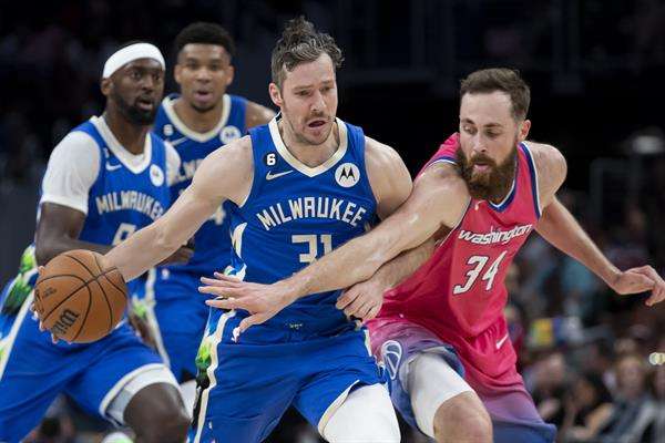 El base de los Milwaukee Bucks Goran Dragic (I), en una fotografía de archivo. EFE/EPA/Michael Reynolds