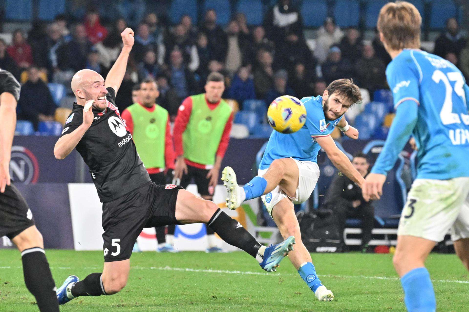 Napoli se va en silencio con el Monza en la serie A