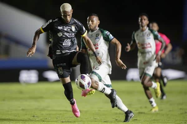 Jorge Serrano de Independiente controla un balón este 9 de agosto de 2023, durante un partido de la final de la Liga Panameña de Fútbol (LPF) entre Club Atlético Independiente (CAI) y Tauro. EFE/ Bienvenido Velasco