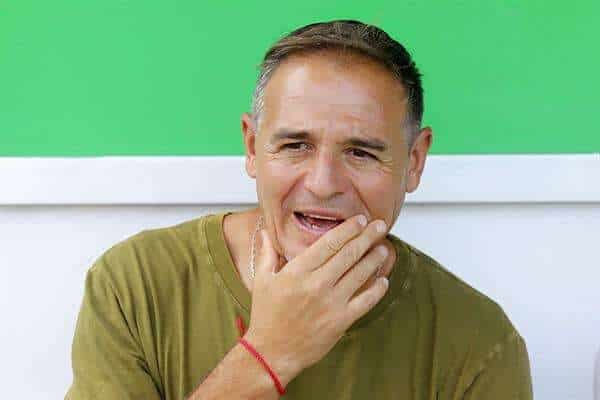 Fotografía de archivo, tomada el pasado 28 de agosto, en la que se registró al entrenador argentino de fútbol Hernán "La Tota" Medina (c), quien fue anunciado como el nuevo director técnico del club hondureño Marathón. EFE/José Valle