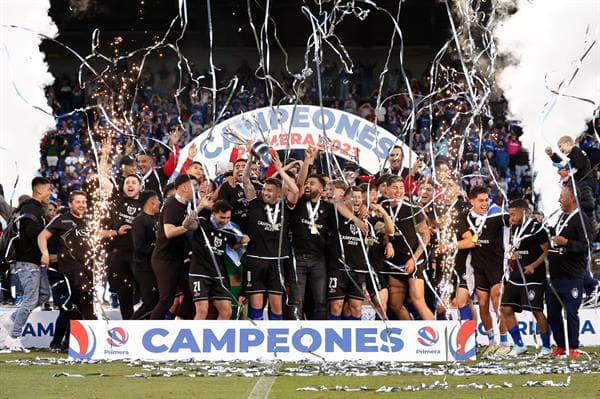 Los jugadores de Huachipato celebran tras lograr el título de la liga chilena luego de vencer a Audax Italiano, hoy, en el Estadio CAP, en Talcahuano (Chile). EFE/ Esteban Paredes Drake