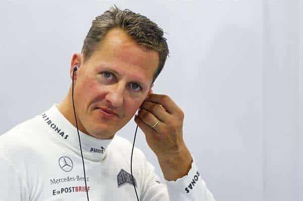 Fotografía de archivo tomada el 21 de septiembre de 2012 que muestra al piloto de Fórmula Uno alemán Michael Schumacher durante una sesión de entrenamiento en el circuito de Marina Bay en Singapur. EFE/Diego Azubel