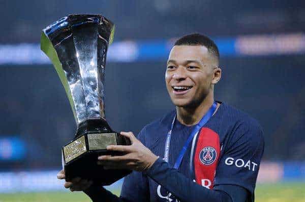 El francés Kylian Mbappe posa con el trofeo de la Supercopa conquistado ante el Toulouse. (Francia) EFE/EPA/TERESA SUAREZ