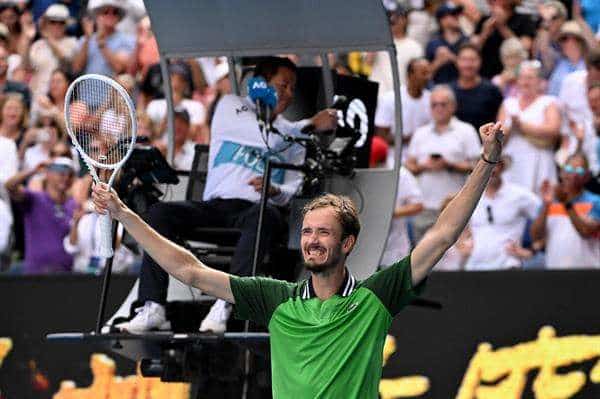 El ruso Daniil Medvedev, en acción durante el partido de los cuartos de final del Abierto de Australia que venció al polaco Hubert Hurkacz. EFE/EPA/JAMES ROSS AUSTRALIA AND NEW ZEALAND OUTEFE/EPA/JAMES ROSS AUSTRALIA AND NEW ZEALAND OUT