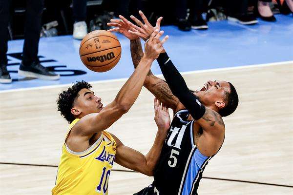 LeBron James de Los Angeles Lakers en acción frente a los Atlanta Hawks, en Atlanta, Georgia (EE.UU.), este 30 de enero de 2024. EFE/EPA/Erik S. Lesser