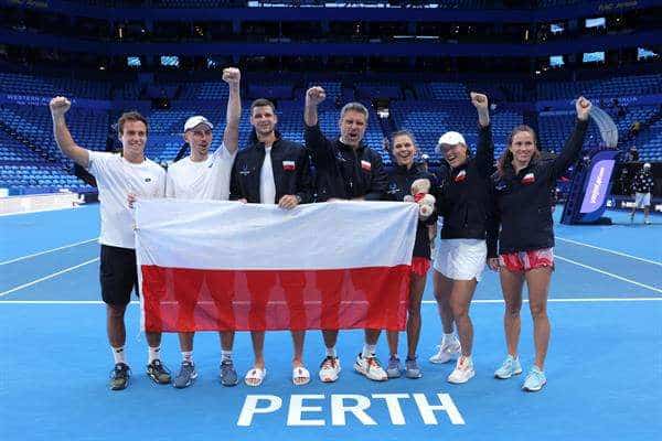 El equipo polaco celebra la victoria sobre China, en los cuartos de final de la United Cup. (Tenis, Polonia) EFE/EPA/RICHARD WAINWRIGHT AUSTRALIA AND NEW ZEALAND OUT