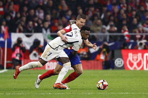 Azpilicueta pugna con Vinicius en el derbi de este jueves en el Metropolitano. EFE/Rodrigo Jiménez
