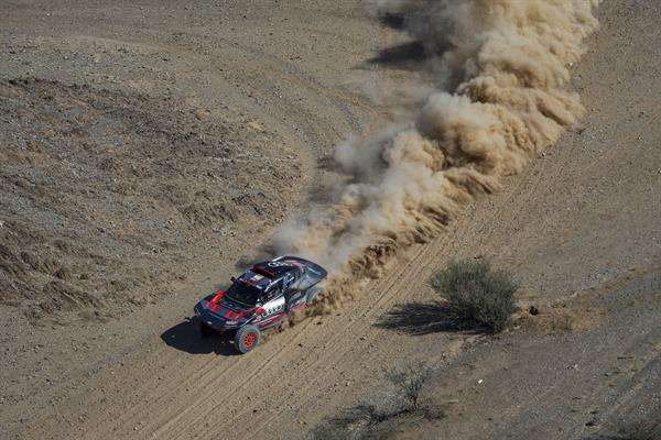 Imagen de archivo del vehículo del español Carlos Sainz y su copiloto Lucas Cruz durante una etapa del Dakar 2024. EFE/Red Bull