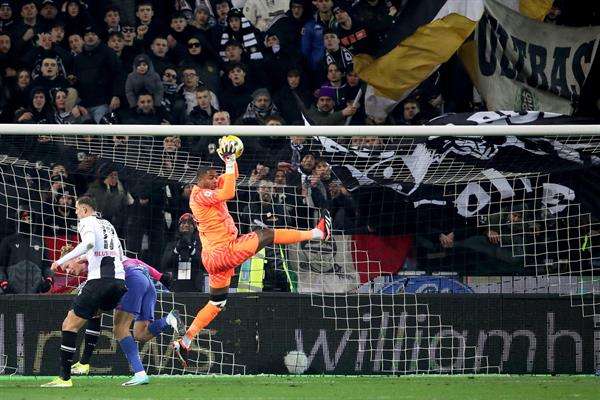 El portero francés del AC Milan Mike Maignan en acción durante el partido de fútbol de la Serie A italiana contra el Udinese, que abandonó brevemente tras recibir insultos racistas por parte de la grada. EFE/EPA/GABRIELE MENIS